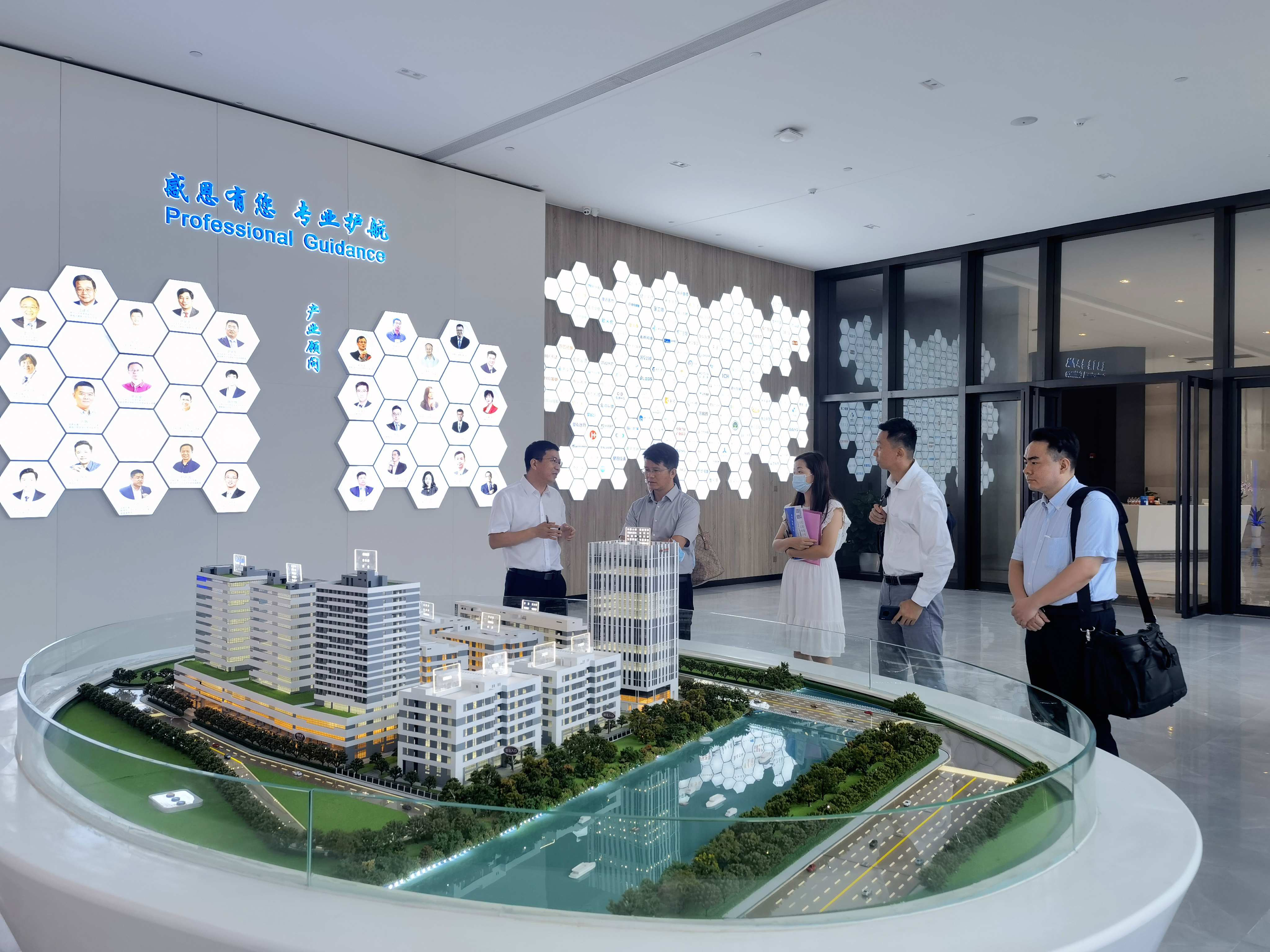【园区新闻】南沙区大湾区办专职副主任何扬一行莅临广东医谷考察交流