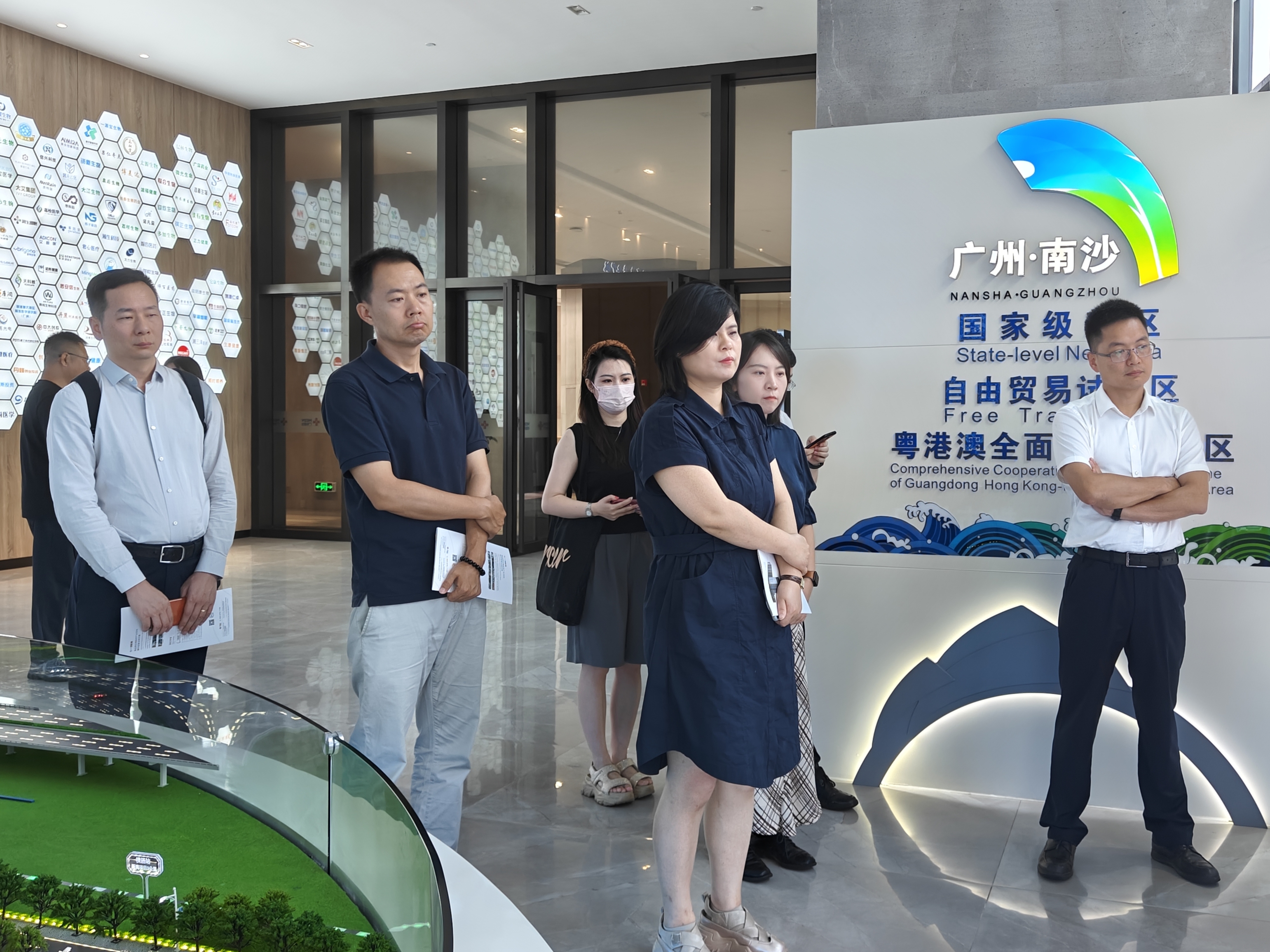 广州市南沙区政府副区长陈国庆、中国高新技术产业导报社产业服务中心主任刘晓芹一行莅临广东医谷考察交流