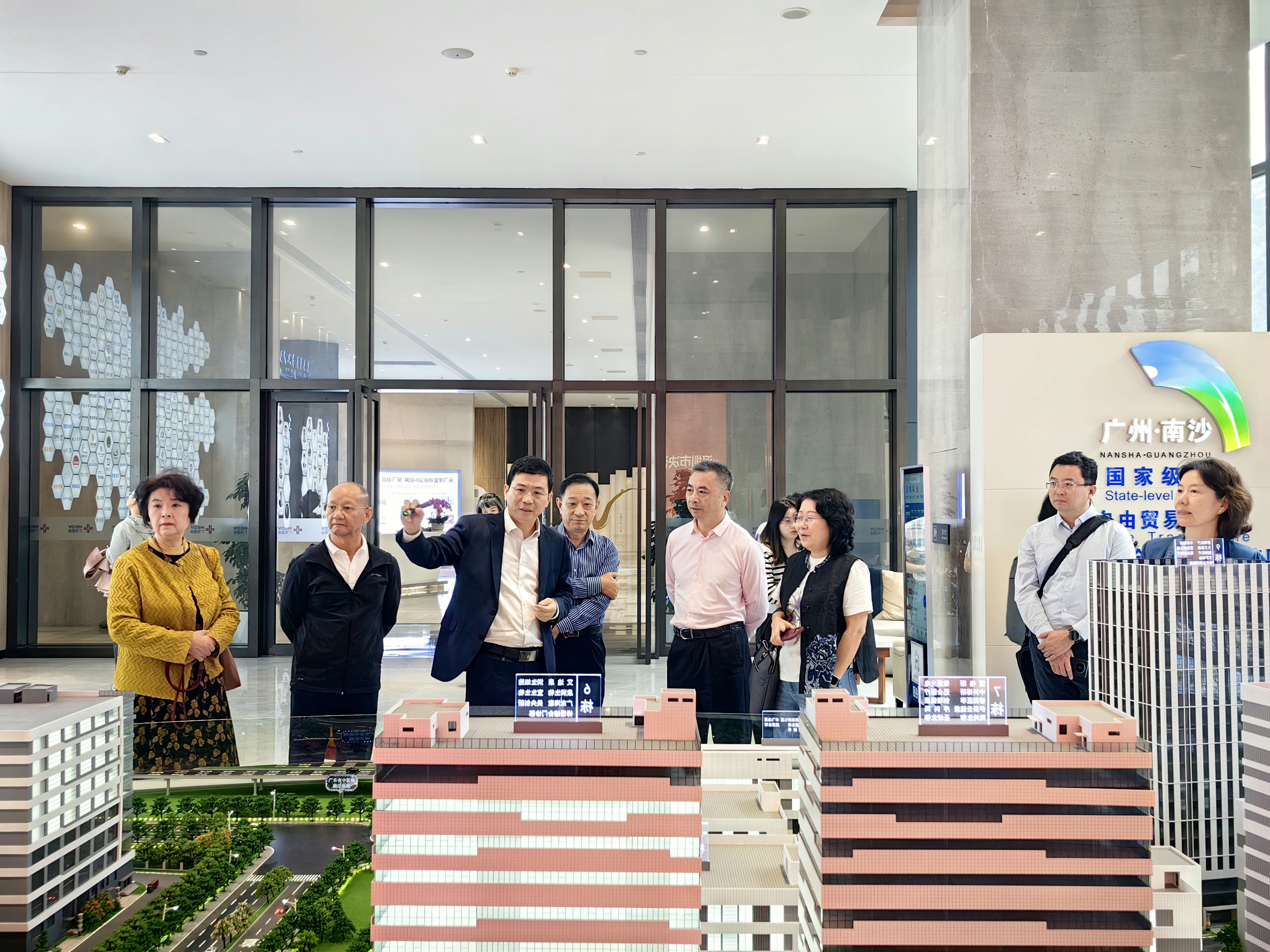 深圳市决咨委卫生组成员一行莅临广东医谷考察