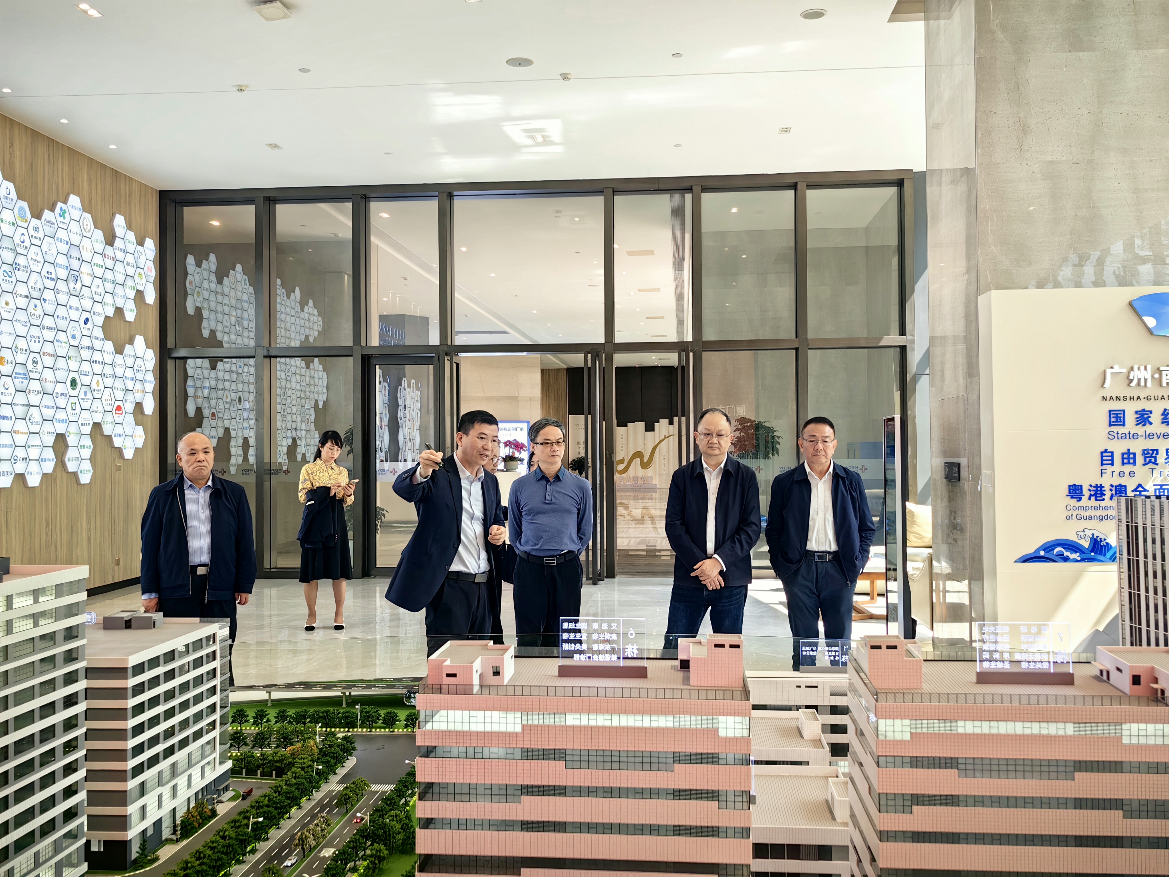 厦门市人大常委会调研组一行莅临广东医谷考察