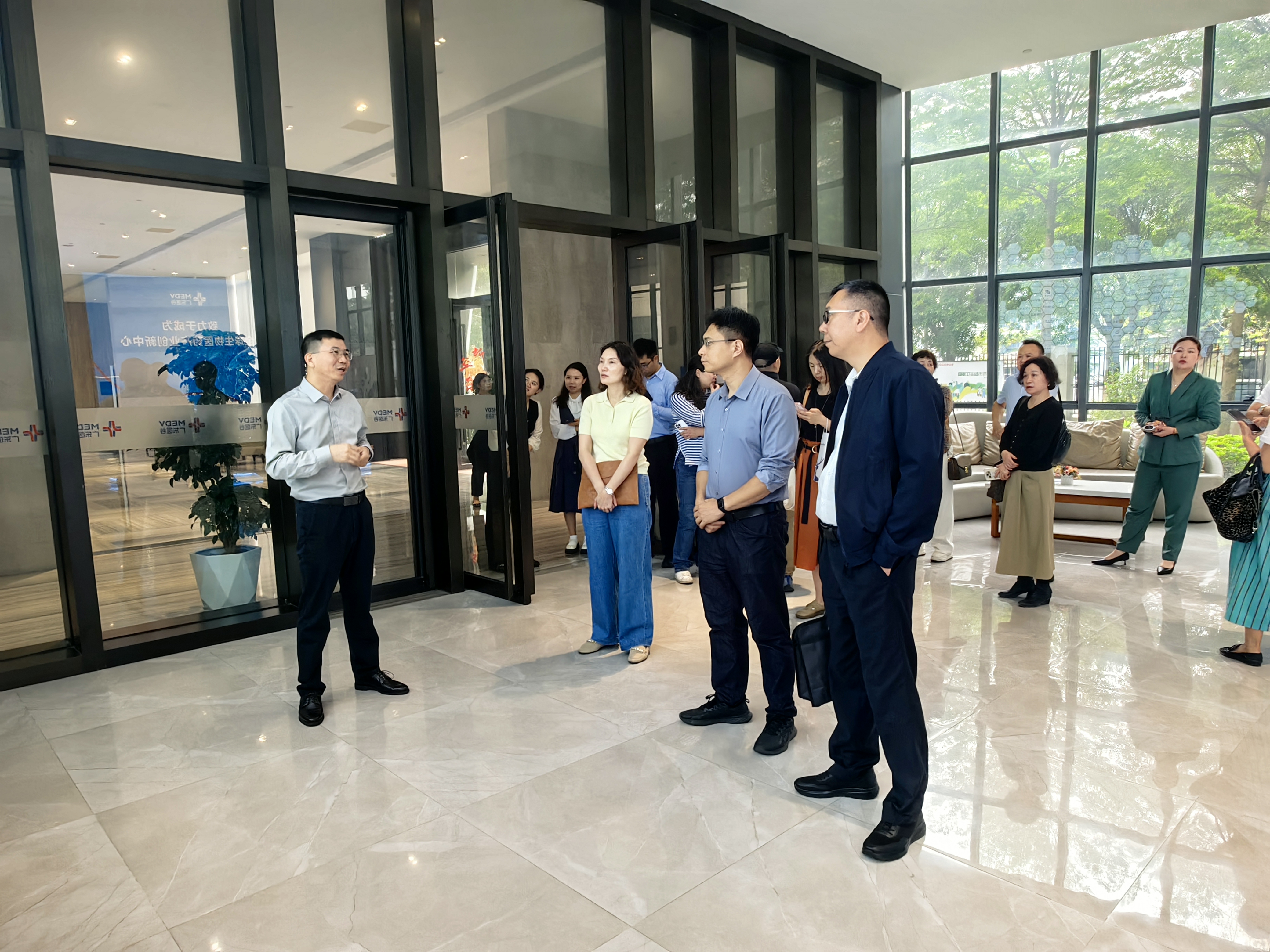 广州市人大常委会法工委与工信局调研组一行莅临广东医谷考察