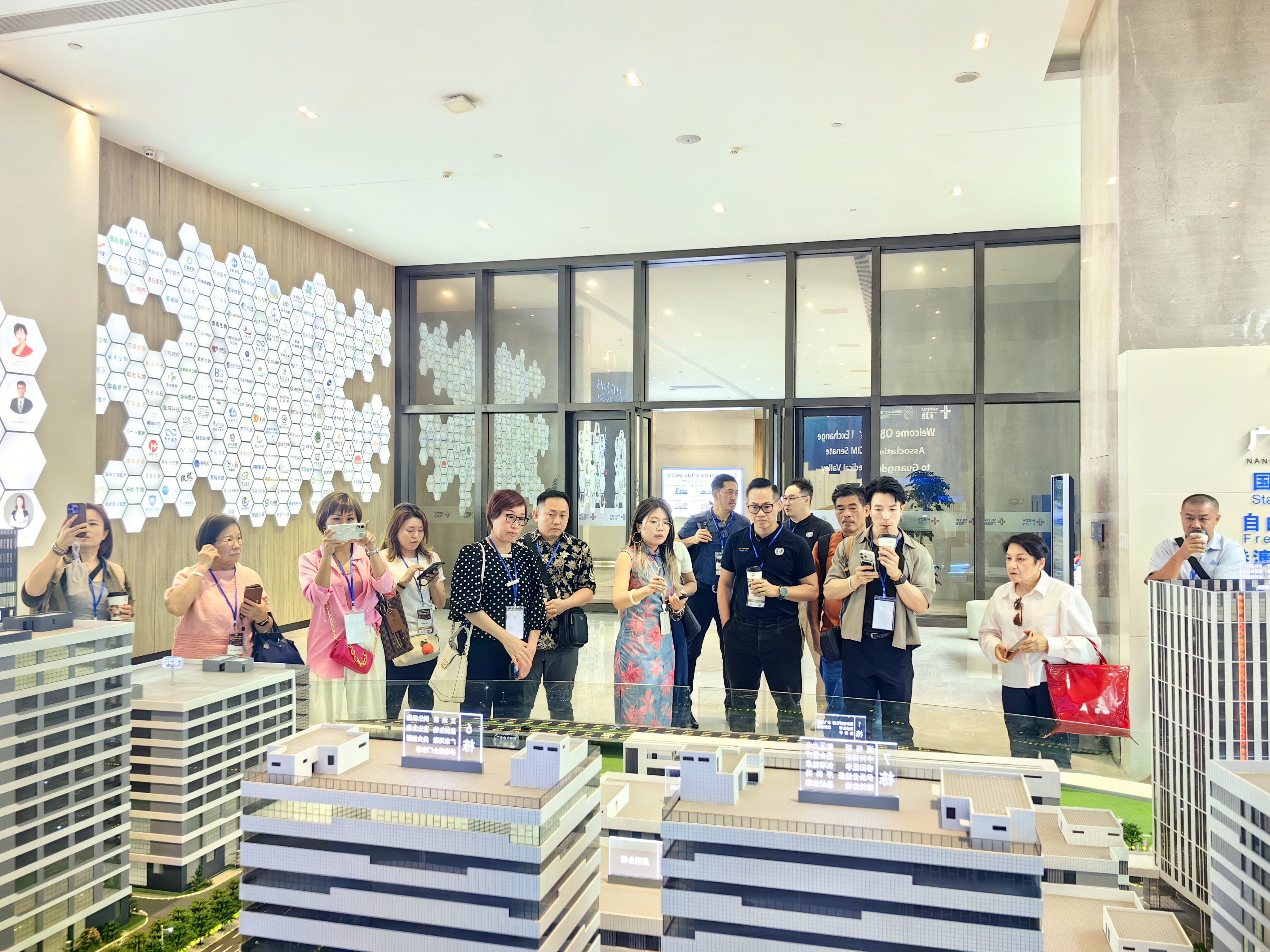 香港一带一路国际交流协会及JCI马来西亚青商参议院一行莅临广东医谷考察