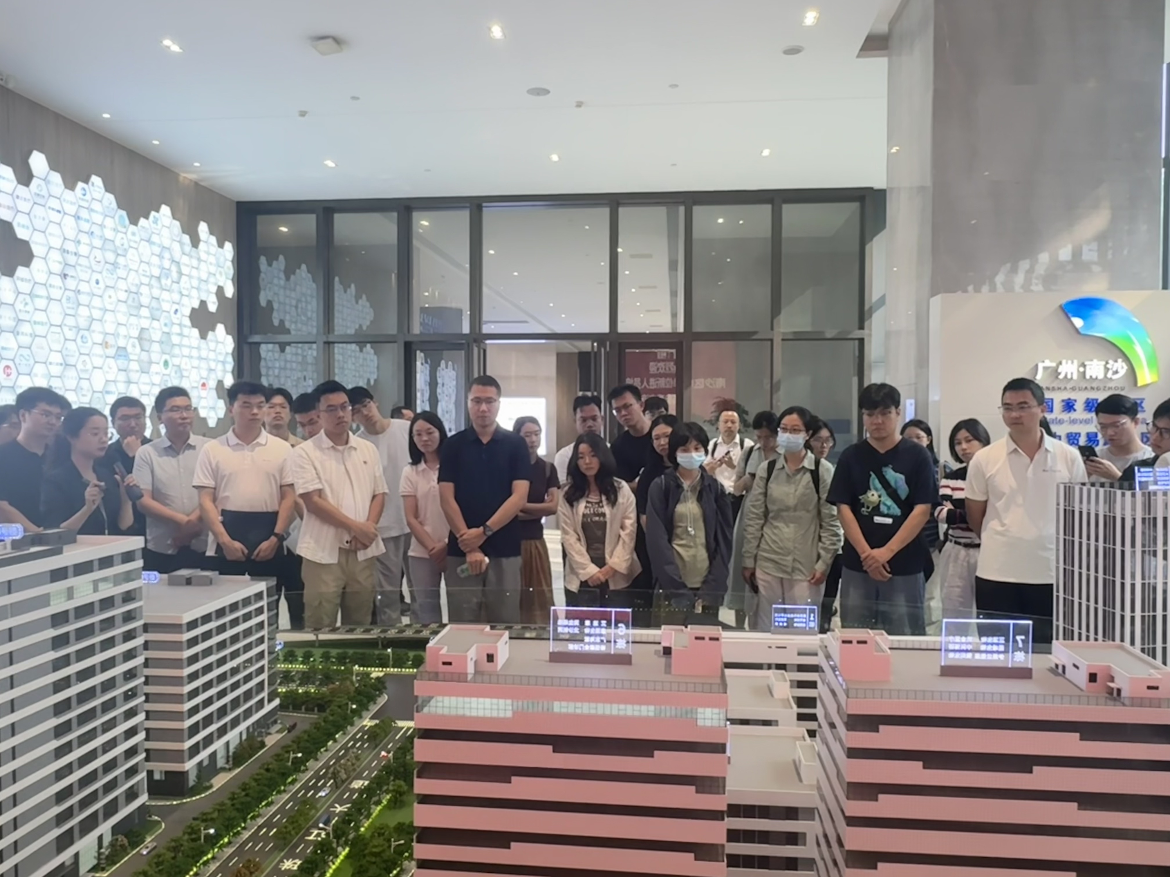 南沙区事业单位新进人员培训班一行莅临广东医谷调研交流
